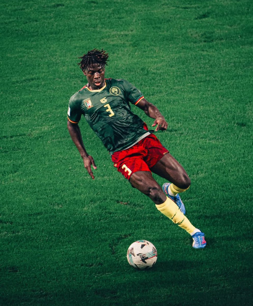 AllezLesLions's tweet photo. 🔴 Les 15 joueurs qui participeront à leur première CAN avec le Cameroun dans trois semaines au Maroc :

▪️Édouard Sombang
▪️Gerzino Nyamsi
▪️Nagida Aboubakar
▪️Samuel Kotto
▪️Enzo Boyomo
▪️Junior Dina Ebimbe
▪️Carlos Baleba
▪️Brice Ambina 
▪️Martin Atemengue
▪️Arthur Avom 
▪️Bryan Mbeumo 
▪️Christian Kofane 
▪️Karl Etta Eyong 
▪️Patrick Soko
▪️Danny Namaso

La moyenne d’âge de l’équipe est 25 ans. 🦁🇨🇲