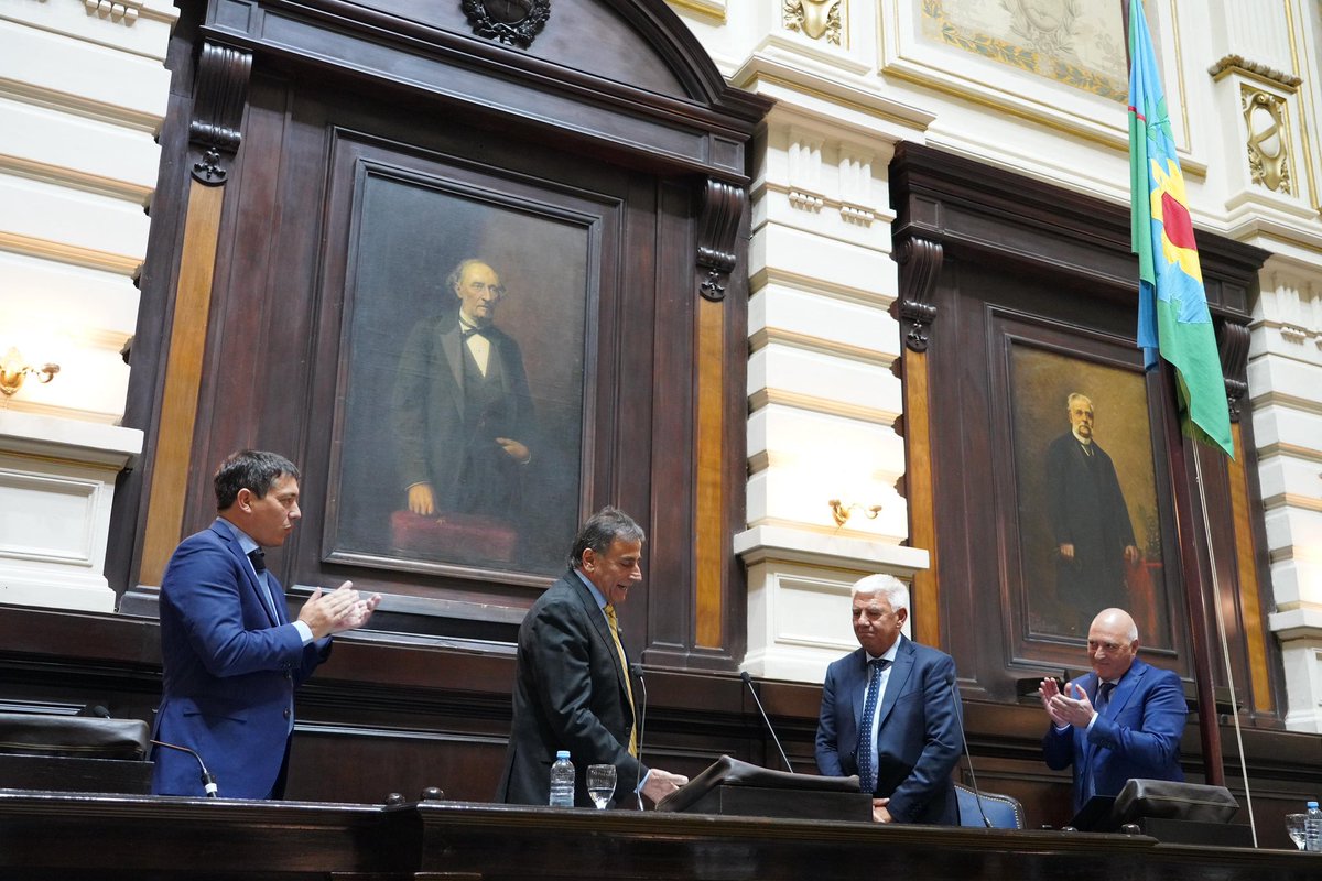 enriquedichiara's tweet photo. 🏛️ | Las y los diputados de la provincia de Buenos Aires me han elegido nuevamente como presidente de @HCDiputadosBA, una responsabilidad que asumo con orgullo y enorme compromiso.

Voy a seguir trabajando junto a las legisladoras y los legisladores de todos los espacios para construir acuerdos, fortalecer la institución y acompañar las necesidades de los y las bonaerenses. Este es un tiempo que exige diálogo, cercanía y mucha dedicación.

Quiero agradecer la confianza de @CFKArgentina, Máximo Kirchner, del gobernador @Kicillofok y @SergioMassa, así como de todas y todos los que creyeron en mí para esta tarea tan importante.

También quiero expresar mi gratitud a @AlexisGuerrera por su trabajo y su compromiso al frente de esta Cámara. Su vocación de diálogo y su responsabilidad institucional fueron fundamentales para garantizar el funcionamiento legislativo durante este tiempo.

Del mismo modo, agradezco al pueblo de #MonteHermoso, que me acompaña desde siempre y que hoy vuelve a sentir orgullo de ver a alguien de nuestra ciudad y de nuestro interior bonaerense ocupar un lugar tan relevante para la Provincia.

Y, por supuesto, mi agradecimiento más profundo es para mi familia, para Andrea y para mis hijas Carola y Bárbara, por su apoyo, su amor y por estar a mi lado en cada desafío.
