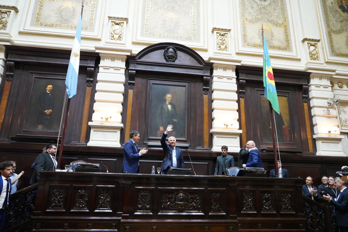 enriquedichiara's tweet photo. 🏛️ | Las y los diputados de la provincia de Buenos Aires me han elegido nuevamente como presidente de @HCDiputadosBA, una responsabilidad que asumo con orgullo y enorme compromiso.

Voy a seguir trabajando junto a las legisladoras y los legisladores de todos los espacios para construir acuerdos, fortalecer la institución y acompañar las necesidades de los y las bonaerenses. Este es un tiempo que exige diálogo, cercanía y mucha dedicación.

Quiero agradecer la confianza de @CFKArgentina, Máximo Kirchner, del gobernador @Kicillofok y @SergioMassa, así como de todas y todos los que creyeron en mí para esta tarea tan importante.

También quiero expresar mi gratitud a @AlexisGuerrera por su trabajo y su compromiso al frente de esta Cámara. Su vocación de diálogo y su responsabilidad institucional fueron fundamentales para garantizar el funcionamiento legislativo durante este tiempo.

Del mismo modo, agradezco al pueblo de #MonteHermoso, que me acompaña desde siempre y que hoy vuelve a sentir orgullo de ver a alguien de nuestra ciudad y de nuestro interior bonaerense ocupar un lugar tan relevante para la Provincia.

Y, por supuesto, mi agradecimiento más profundo es para mi familia, para Andrea y para mis hijas Carola y Bárbara, por su apoyo, su amor y por estar a mi lado en cada desafío.