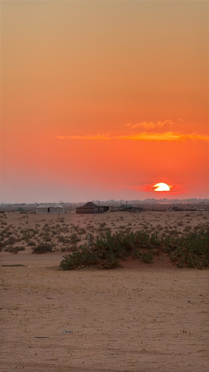 تدور الليالي بس تبقّى الرجال رجال 
 مثل ما تدور الأرض والقبله القبله