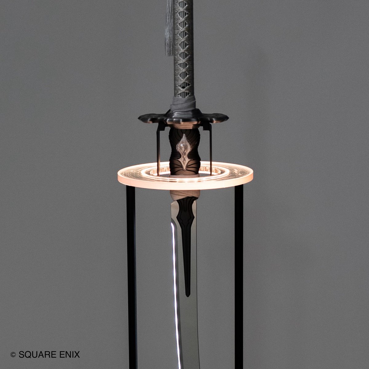 2Bの背中で漂う、あの「浮遊感」を現実に🗡️✨
【数量限定】「ライトリング付スタンド SMT-P0」の商品情報を、本日WEB公開しました。
呼吸するように発光する光の輪が、白の契約の“装備状態”を静かに再現します。💫