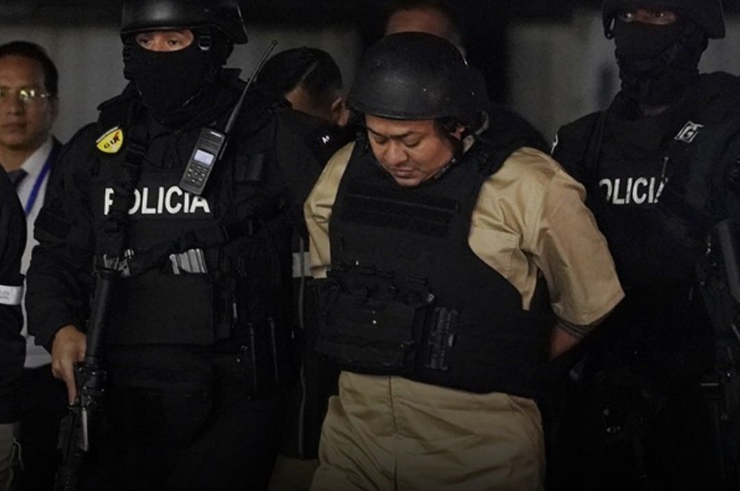 vtv_ecuador's tweet photo. #País: Audiencia preparatoria de juicio por la fuga de #aliasFede no se instaló. La diligencia se declaró fallida ante la ausencia de la fiscal titular del caso. La nueva convocatoria será el miércoles 3 de diciembre de 2025. 25 personas enfrentan audiencia preparatoria de juicio https://t.co/4CY1i2JMB6