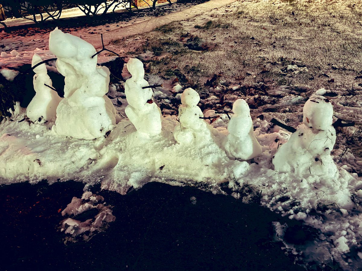 kevinfitz1's tweet image. #Snowman family chilling out after the storm #snow #snowday #pawx