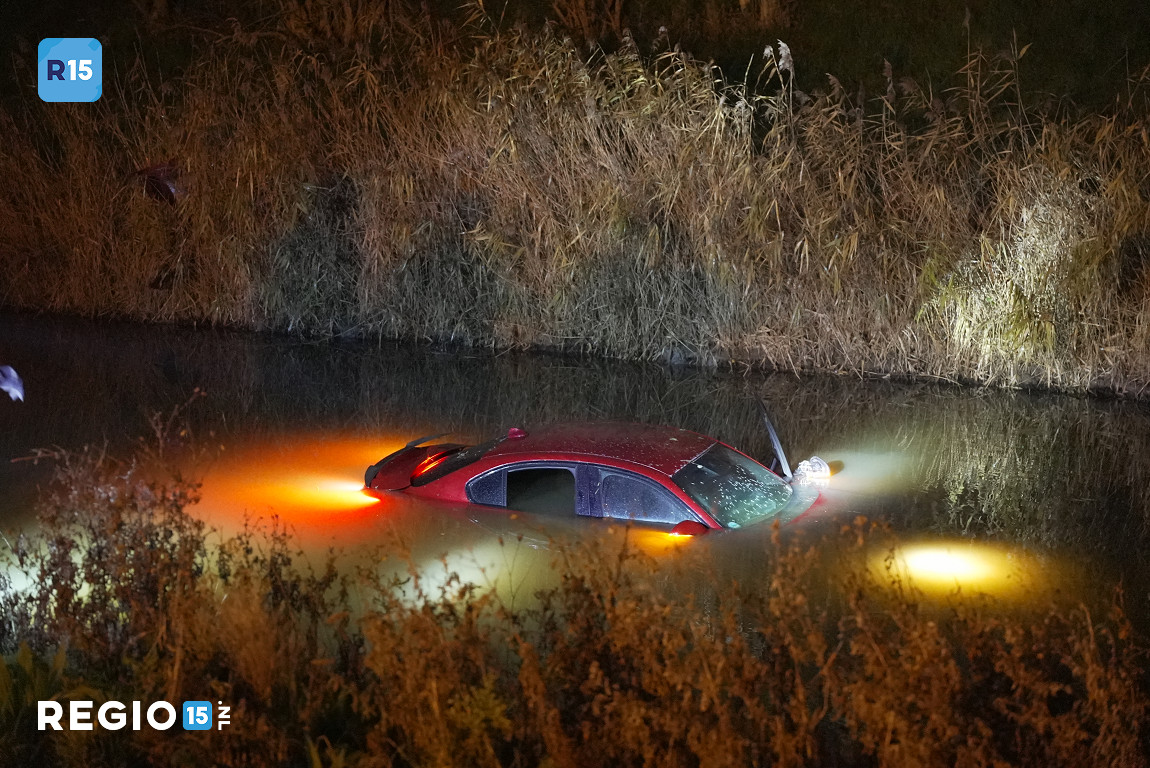 Auto raakt te water op de Leidschendamseweg in Zoetermeer