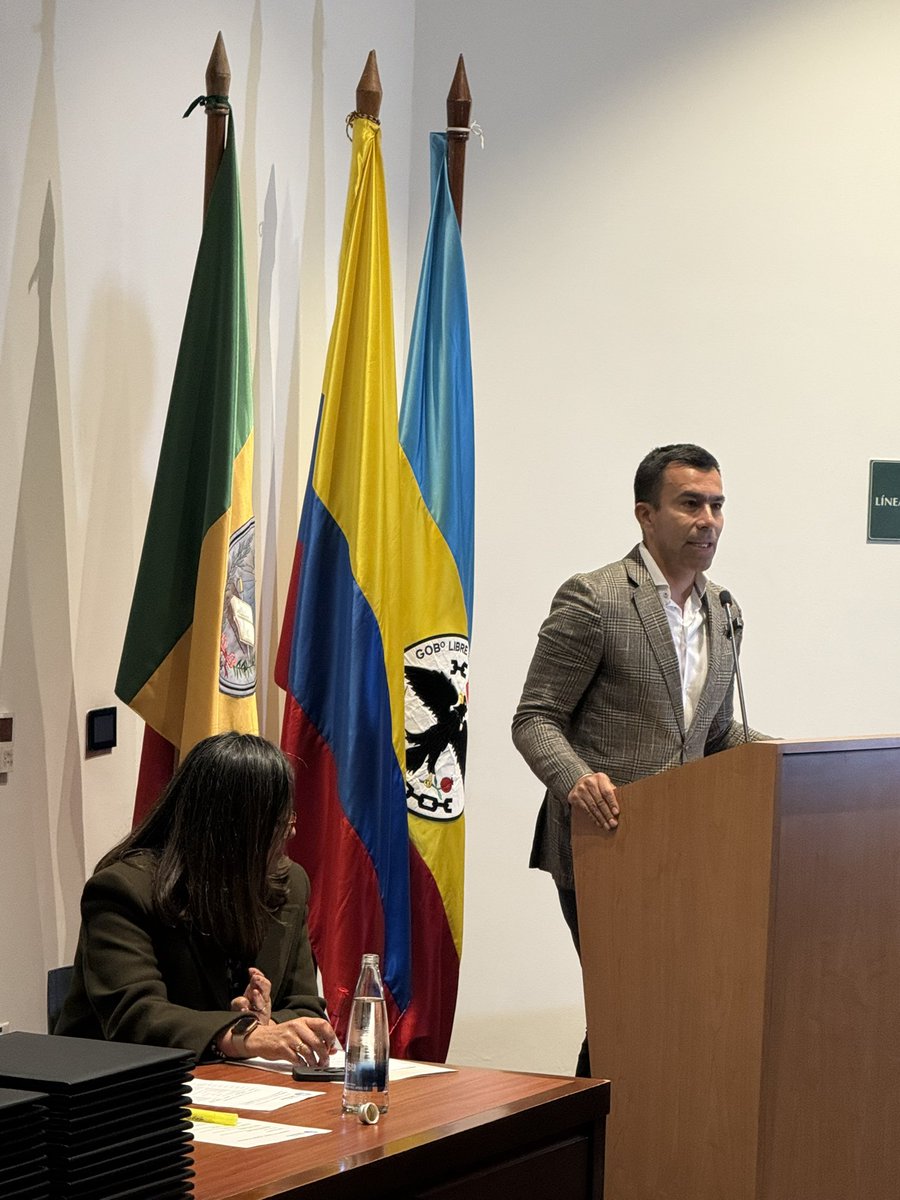 ProspectivaCund's tweet photo. En #Cundinamarca no solo se elige a los alcaldes: se les capacita 😊. El programa #ALAS es hoy el único en #Colombia diseñado exclusivamente para formar a los mandatarios municipales en liderazgo, gestión y planificación 📚. 

Gracias a esta iniciativa, los alcaldes reciben herramientas reales para gobernar con visión, transparencia y capacidad de ejecución 💪

#Liderazgo #Cundinamarca #SoyCundiProspectiva #SoySecProspectiva
