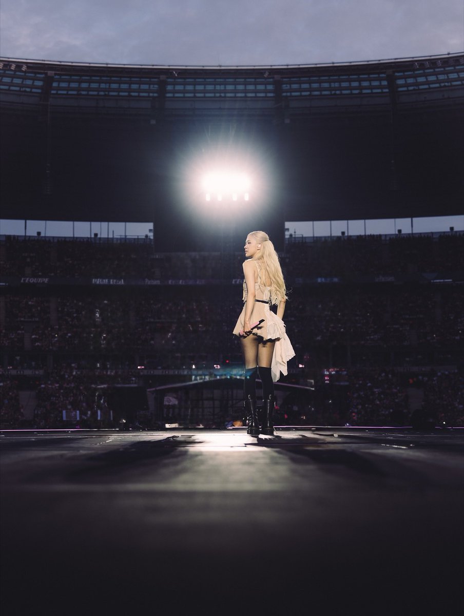 forever inlove with this shot (kind of a glimpse of her solo tour soon)