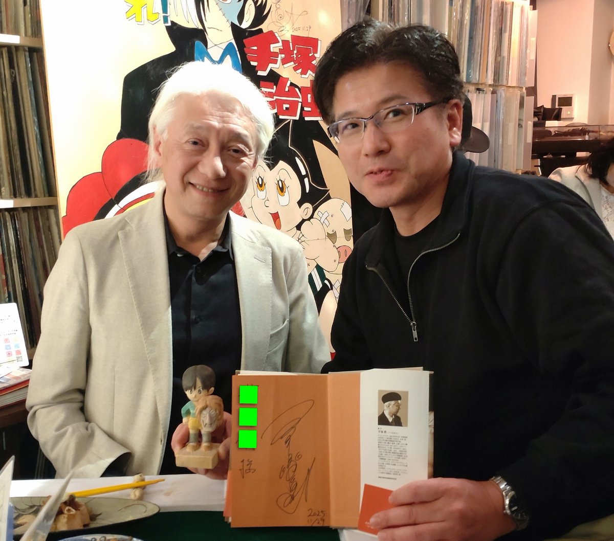 11月29日、ウィルあいちにて開催された【手塚治虫作品に見る未来の世界/手塚眞さんトークイベント】のあと、手塚眞さんを囲んでの懇親会へ参加させていただきました。

『マコとルミとチイ』の"マコ”の木彫り人形を“マコ”御本人にお贈りさせていただきました。最高の笑顔いただきました✨