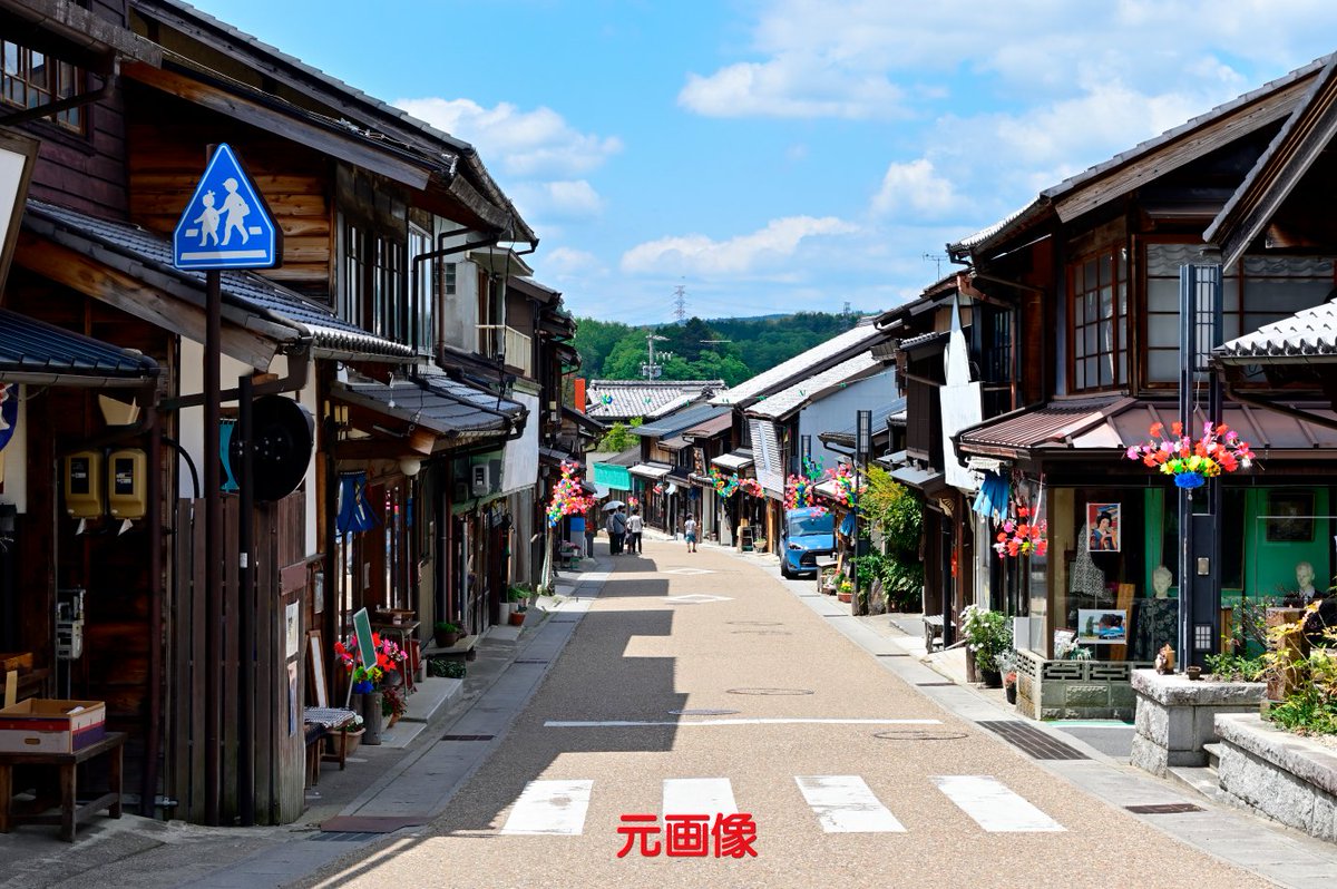 YUJI_id's tweet image. 【Photoshop】岩本さんのデモのマネをして、［生成塗りつぶし］の機能でNano Bananaを使って、街並みを夜にしたり、雪景色にしたりしてみた。ちょっと変わってしまう所もあるけど、なかなか面白い。
#AdobeMAX
#AdobeCommunityEvangelist
