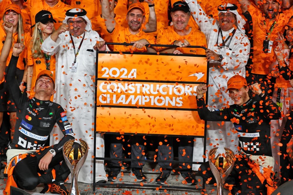 efmania's tweet photo. 🏎️ 《F1ドライバーの契約期限一覧》

🟠 McLaren（マクラーレン）
・ランド・ノリス：2027年まで
・オスカー・ピアストリ：2028年まで

🔴 Ferrari（フェラーリ）
・ルイス・ハミルトン：2026年まで
・シャルル・ルクレール：2029年まで
（詳細非公開、しかし2027年シーズン終了後に解除条項が付いている可能性が高い）

🟦 Red Bull（レッドブル）
・マックス・フェルスタッペン：2028年まで
・アイザック・ハジャー：2026年まで?

⚫ Mercedes（メルセデス）
・ジョージ・ラッセル：2026年まで
・キミ・アントネッリ：2026年まで

🟢 Aston Martin（アストンマーティン）
・フェルナンド・アロンソ：2026年まで
・ランス・ストロール：2026年まで
（契約詳細非公開だが2026までは確実）

🔷 Alpine
・ピエール・ガスリー：2028年まで
・フランコ・コラピント：2026年まで

⚪ Haas（ハース）
・オリバー・ベアマン：2026年まで
・エステバン・オコン：2026年まで

🔵 Racing Bulls（レーシングブルズ）
・リアム・ローソン：2026年まで?
・アービッド・リンドブラッド：2026年まで？

⚪ Audi（アウディ）
・ガブリエル・ボルトレート：2026年まで
・ニコ・ヒュルケンベルグ：2026年まで

🔵 Williams（ウィリアムズ）
・アレックス・アルボン：2026年まで（超えてる可能性も）
・カルロス・サインツ：2026年まで

☑️ご覧の通り、2026年の大幅レギュレーション変更を見据えて、各チームは2025年をまたぐ契約をすでに固めてきた。その結果、“2026年の空席は極端に少ない”というのが現状だった。

　一方で、2027年を前に契約満了を迎えるドライバーは全体の半分以上。F1シートを存続させるうえで“現職＝圧倒的に有利”なのは言うまでもなく、その意味では、角田くんにとって25年限りでシートを失ったのは確かに大きな痛手になったのは否めない。

それでも、2026年のレッドブル・リザーブという選択は、この状況下では妥当だと思う。TPCでの走行機会は継続的に発生するだろうし、何より2026年のレッドブル陣営はPUの先行きが読めなさすぎて、何が起きても不思議じゃない。
そんな過渡期だからこそ、角田くんに突然チャンスが巡ってくる可能性もゼロじゃない。

　もちろん厳しい立場なのは事実。でも、前を向いて備え続ければ、必ず“どこかでその瞬間”は来るはずだと思う。

そして直近の最終戦は、F1ドライバーとして大きなインパクトを残せる最後の舞台。少しでも心に残る走りを期待しつつ、全力で応援したい。