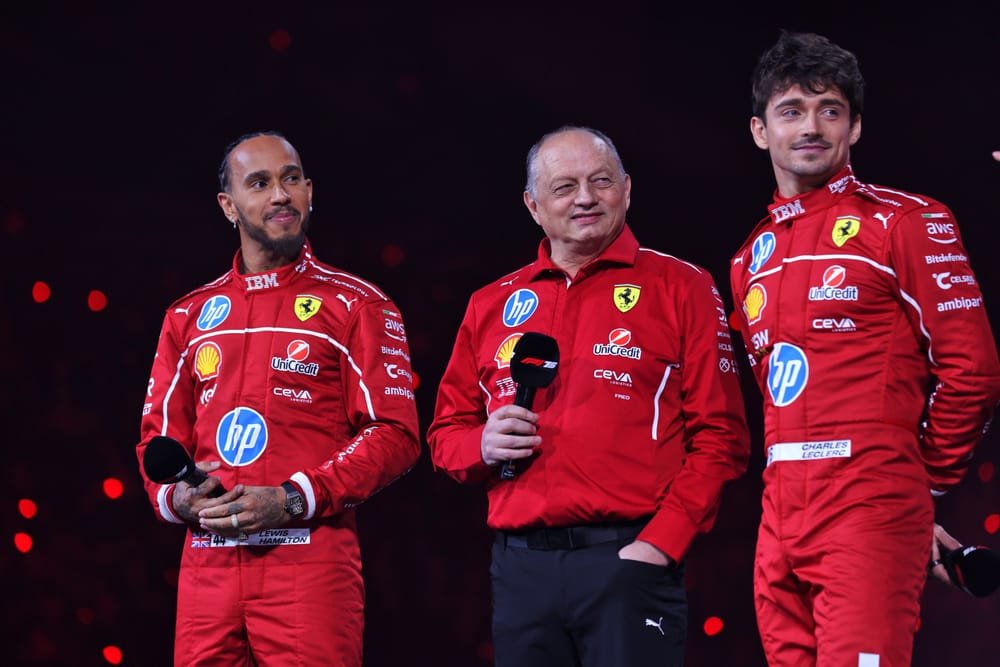 efmania's tweet photo. 🏎️ 《F1ドライバーの契約期限一覧》

🟠 McLaren（マクラーレン）
・ランド・ノリス：2027年まで
・オスカー・ピアストリ：2028年まで

🔴 Ferrari（フェラーリ）
・ルイス・ハミルトン：2026年まで
・シャルル・ルクレール：2029年まで
（詳細非公開、しかし2027年シーズン終了後に解除条項が付いている可能性が高い）

🟦 Red Bull（レッドブル）
・マックス・フェルスタッペン：2028年まで
・アイザック・ハジャー：2026年まで?

⚫ Mercedes（メルセデス）
・ジョージ・ラッセル：2026年まで
・キミ・アントネッリ：2026年まで

🟢 Aston Martin（アストンマーティン）
・フェルナンド・アロンソ：2026年まで
・ランス・ストロール：2026年まで
（契約詳細非公開だが2026までは確実）

🔷 Alpine
・ピエール・ガスリー：2028年まで
・フランコ・コラピント：2026年まで

⚪ Haas（ハース）
・オリバー・ベアマン：2026年まで
・エステバン・オコン：2026年まで

🔵 Racing Bulls（レーシングブルズ）
・リアム・ローソン：2026年まで?
・アービッド・リンドブラッド：2026年まで？

⚪ Audi（アウディ）
・ガブリエル・ボルトレート：2026年まで
・ニコ・ヒュルケンベルグ：2026年まで

🔵 Williams（ウィリアムズ）
・アレックス・アルボン：2026年まで（超えてる可能性も）
・カルロス・サインツ：2026年まで

☑️ご覧の通り、2026年の大幅レギュレーション変更を見据えて、各チームは2025年をまたぐ契約をすでに固めてきた。その結果、“2026年の空席は極端に少ない”というのが現状だった。

　一方で、2027年を前に契約満了を迎えるドライバーは全体の半分以上。F1シートを存続させるうえで“現職＝圧倒的に有利”なのは言うまでもなく、その意味では、角田くんにとって25年限りでシートを失ったのは確かに大きな痛手になったのは否めない。

それでも、2026年のレッドブル・リザーブという選択は、この状況下では妥当だと思う。TPCでの走行機会は継続的に発生するだろうし、何より2026年のレッドブル陣営はPUの先行きが読めなさすぎて、何が起きても不思議じゃない。
そんな過渡期だからこそ、角田くんに突然チャンスが巡ってくる可能性もゼロじゃない。

　もちろん厳しい立場なのは事実。でも、前を向いて備え続ければ、必ず“どこかでその瞬間”は来るはずだと思う。

そして直近の最終戦は、F1ドライバーとして大きなインパクトを残せる最後の舞台。少しでも心に残る走りを期待しつつ、全力で応援したい。