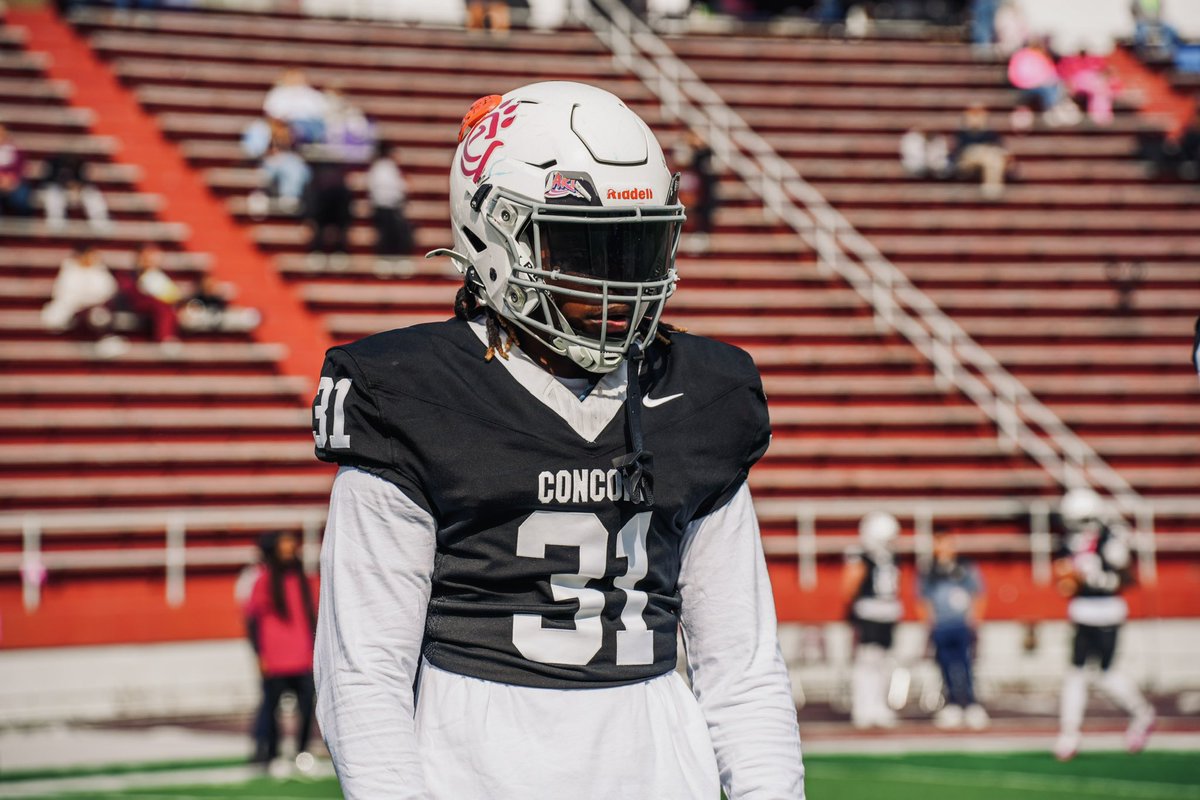 Pratt3Myles's tweet photo. 19th in Sacks and 23rd in TFLs in the conference as a Redshirt Freshman. Versatile Hybrid Safety that can come up and play Linebacker and stop the run!

6’0 195
Bench: 325
Squat: 470 https://t.co/w7y4Ir31AR
