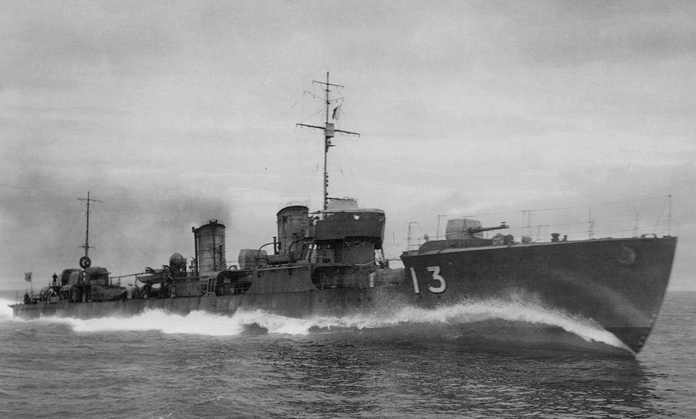 URDailyHistory's tweet image. 11 Dec 1941: Only four days after the #Japanese attack on Pearl Harbor, U.S. #Marines on Wake Island sink the first Japanese ship during World War II when #artillery hits the Japanese destroyer Hayate. Only one sailor of the 169 crew survived. #WWII #History #OTD #ad