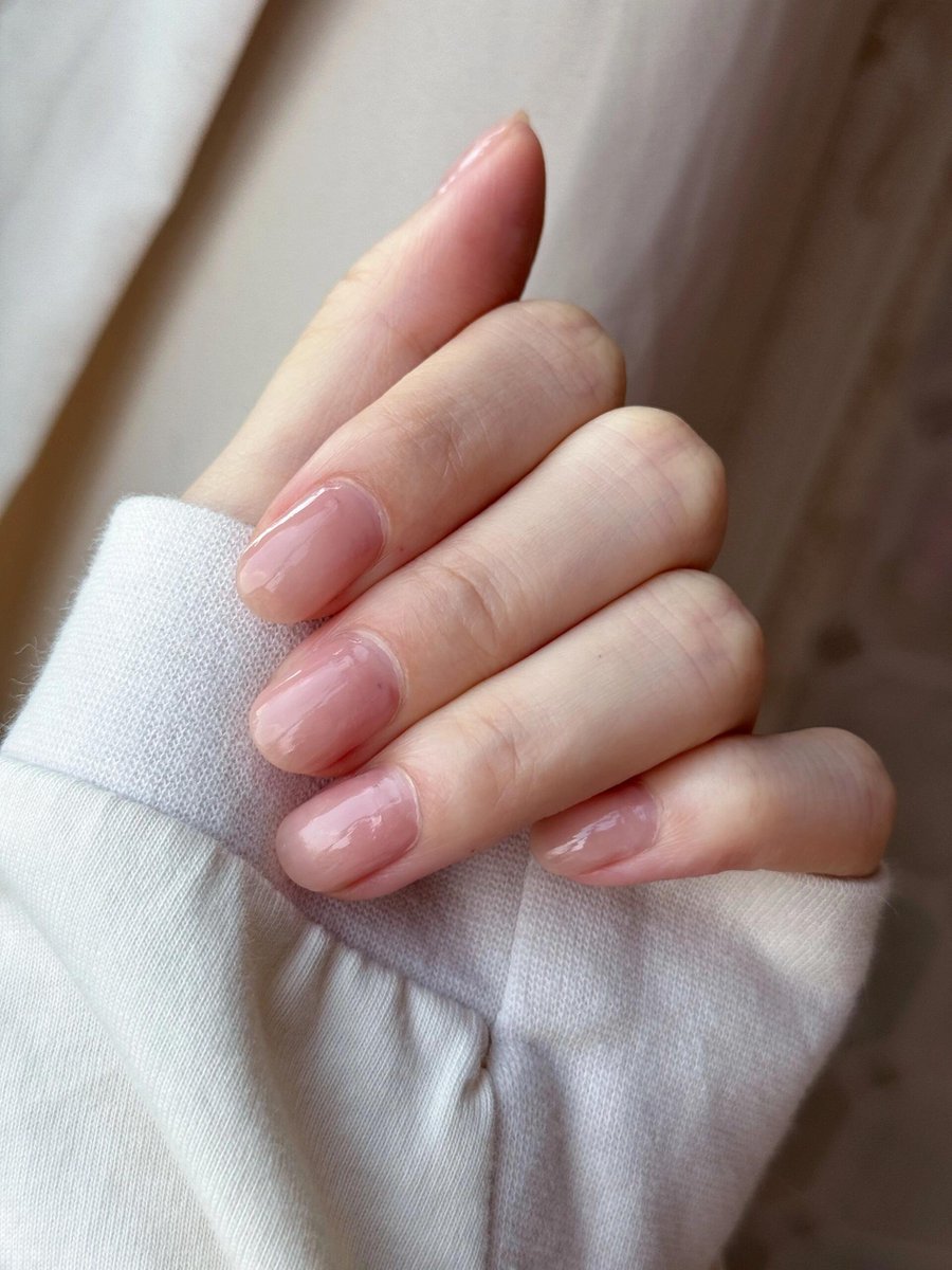 🌸💖 Simplicity is the ultimate sophistication, and this fresh manicure is my reminder to choose elegance every day. Soft colors, clean lines, and a whole lot of self-love because treating myself never goes out of style. 🌟✨💕💅