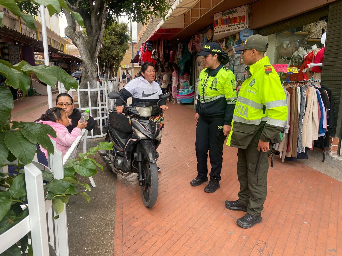 AndresPB1981's tweet photo. 📞☎️Líneas Seguras Nariño 360
En #BIOEXPO y en esta temporada decembrina fortalecemos la prevención, el control y la seguridad para garantizar una convivencia tranquila.
Nuestra @PoliciaNarino mantiene puestos de apoyo, patrullajes coordinados y canales directos de reporte para acompañar a la comunidad y reaccionar ante cualquier alerta.
👥 Tu llamado activa la respuesta.
#Nariño360 #LíneasSeguras #UnidosPorLaSeguridad
@LuisAlfonsoEsc
@CaracolPasto
@surnoticiashoy
@gobnarino
@enterate_narino
@lucysalda19701
@DirectorPolicia
@Ejercito_Div3
@MigracionCol