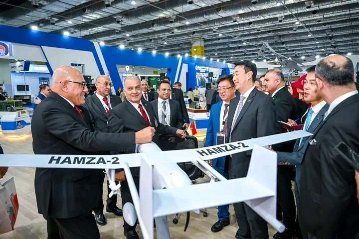 mahmouedgamal44's tweet photo. أكد رئيس الهيئة العربية للتصنيع اللواء مختار عبد اللطيف أن الاتفاقية الأخيرة مع شركة نورينكو الصينية تتضمن التصنيع للمحلي للطائرة المسيرة التكتيكية "حمزة 2"، المزودة بعدد 2 صاروخ مضاد للدروع ونظام رصد وتهديف كهروبصري، ويصل مداها بالاتصال المباشر مع المحطة الأرضية LoS إلى 240 كم

من المقرر البدء في تصنيع المسيرة في مصر داخل مصنع الطائرات بحلوان خلال عام 2026، بنسبة مكون محلي تصل إلى 85%.
