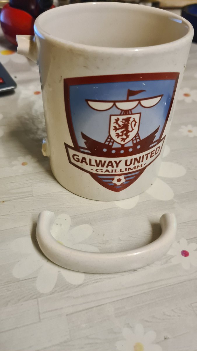 The handle just cracked off my Galway United mug 😯 disaster. Tea will never be the same. Bad omen 😄 #GUFC