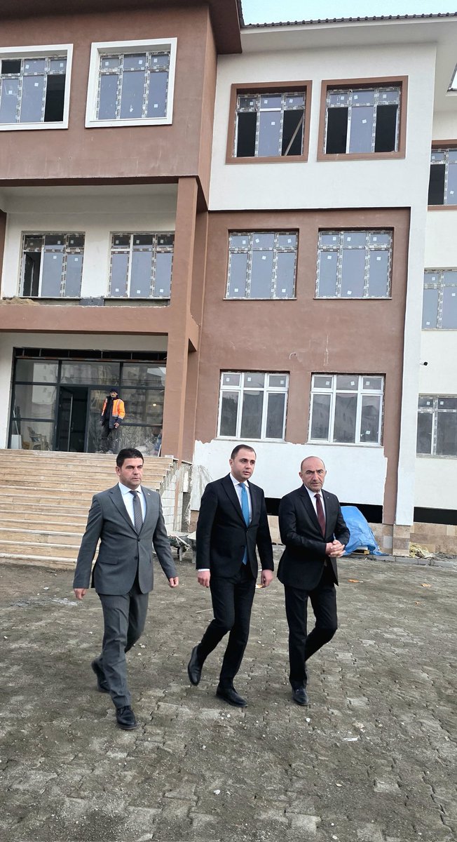 📍Yüksekova Farabi Anadolu Lisesi

📌İl Millî Eğitim Müdürümüz Sayın Nurettin Yılmaz, İlçe Millî Eğitim Müdürümüz Sayın Kadir Çetin ve Şube Müdürümüz Sayın İskender Akdoğan ile birlikte yapımı devam eden Yüksekova Farabi Anadolu Lisesi inşaat alanında incelemelerde bulundu.🏗️👷🏻