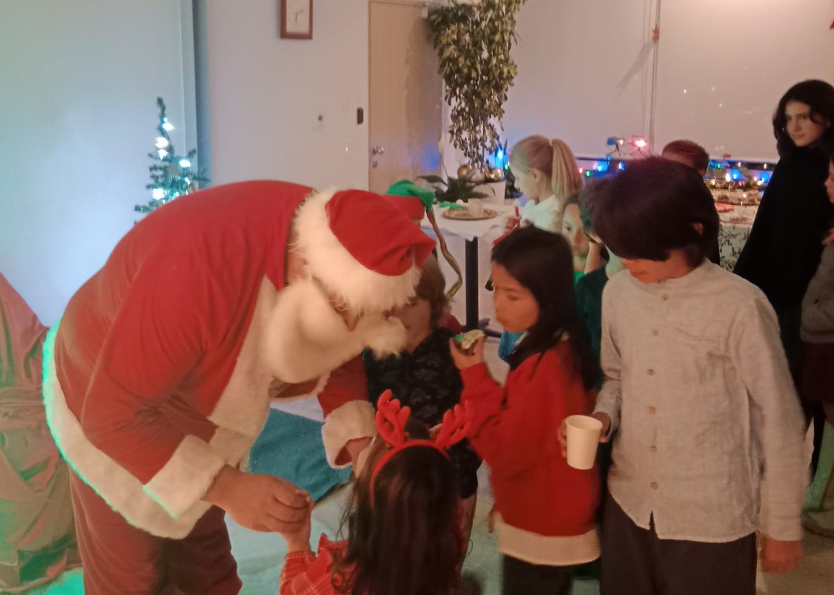 El 28 de noviembre nos visitó San Nicolás🎄🎅 Para deleite de los niños reunidos, estuvo acompañado por el divertido duende Grześ. Cantar villancicos, decorar galletas de jengibre y mucha diversión hicieron de esta reunión especial un recuerdo imborrable. #Mikołajki2026