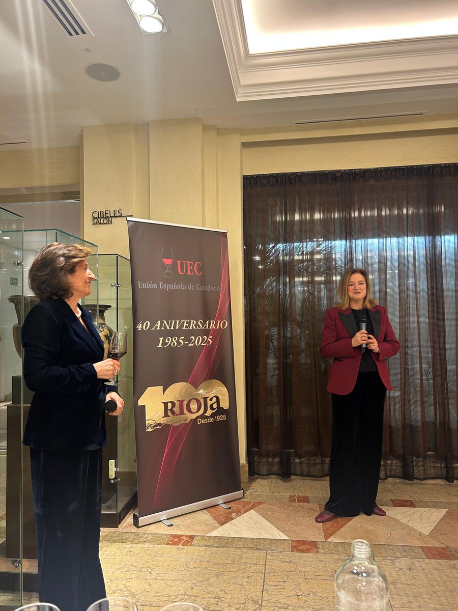 bodegasmuga's tweet photo. 🍷✨ El 40 aniversario de la @UECatadores fue una noche para recordar, y nos emocionó ver a @anamugap junto a Marina García González compartir una cata de 𝐒𝐞𝐥𝐞𝐜𝐜𝐢𝐨́𝐧 𝐄𝐬𝐩𝐞𝐜𝐢𝐚𝐥 𝟐𝟎𝟎𝟓 junto a algunos de los nombres que han marcado la historia de Rioja. https://t.co/dyEaMvILxH