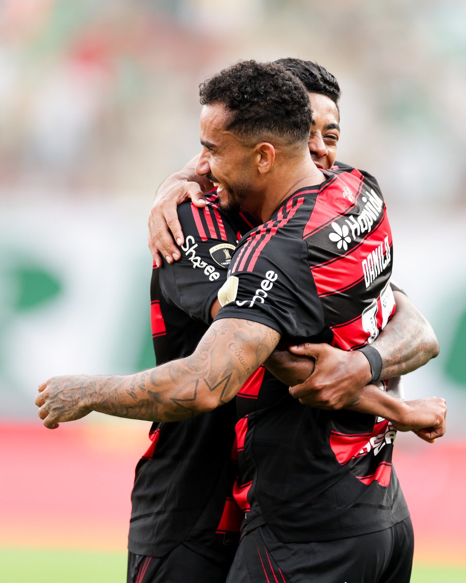 Flamengo's tweet image. Em quem foi o seu primeiro abraço como #PrimeiroTetra?