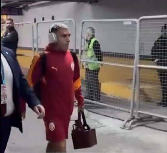 Galatasaray’ın doktorlarını tebrik ederim. Maçta kafası parçalanan Torreirer’ı iki saat içinde tedavi edip bandajsız şekilde otobüse bindirdiler. Torreira’nın bu tür oyunlarını herkes biliyor ama Hipokrat yemini eden doktorların bu tiyatronun bir parçası olmamaları gerekirdi.