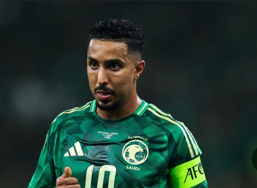 اسعدالله مساكم بالخير
 سؤال نبي الجواب بكل صراحه ويش قصة سالم الدوسري  امام شباك الخصم وهو يلعب بالنتخب 
ويش ااحظ ذا اعوذ بالله من الشيطان الرجيم 4 فرص امام الباب هو والحارس🤔👌💚🤍💚🤍