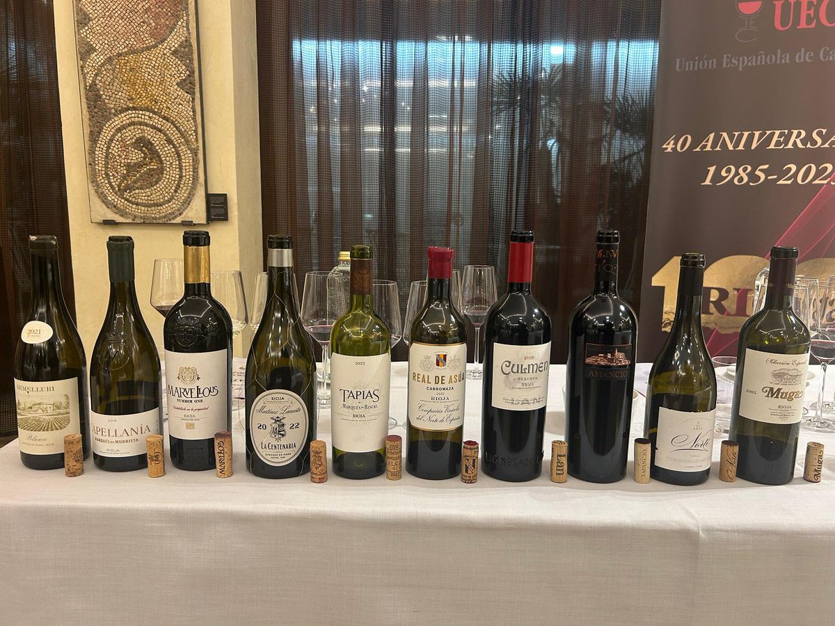 bodegasmuga's tweet photo. 🍷✨ El 40 aniversario de la @UECatadores fue una noche para recordar, y nos emocionó ver a @anamugap junto a Marina García González compartir una cata de 𝐒𝐞𝐥𝐞𝐜𝐜𝐢𝐨́𝐧 𝐄𝐬𝐩𝐞𝐜𝐢𝐚𝐥 𝟐𝟎𝟎𝟓 junto a algunos de los nombres que han marcado la historia de Rioja. https://t.co/dyEaMvILxH