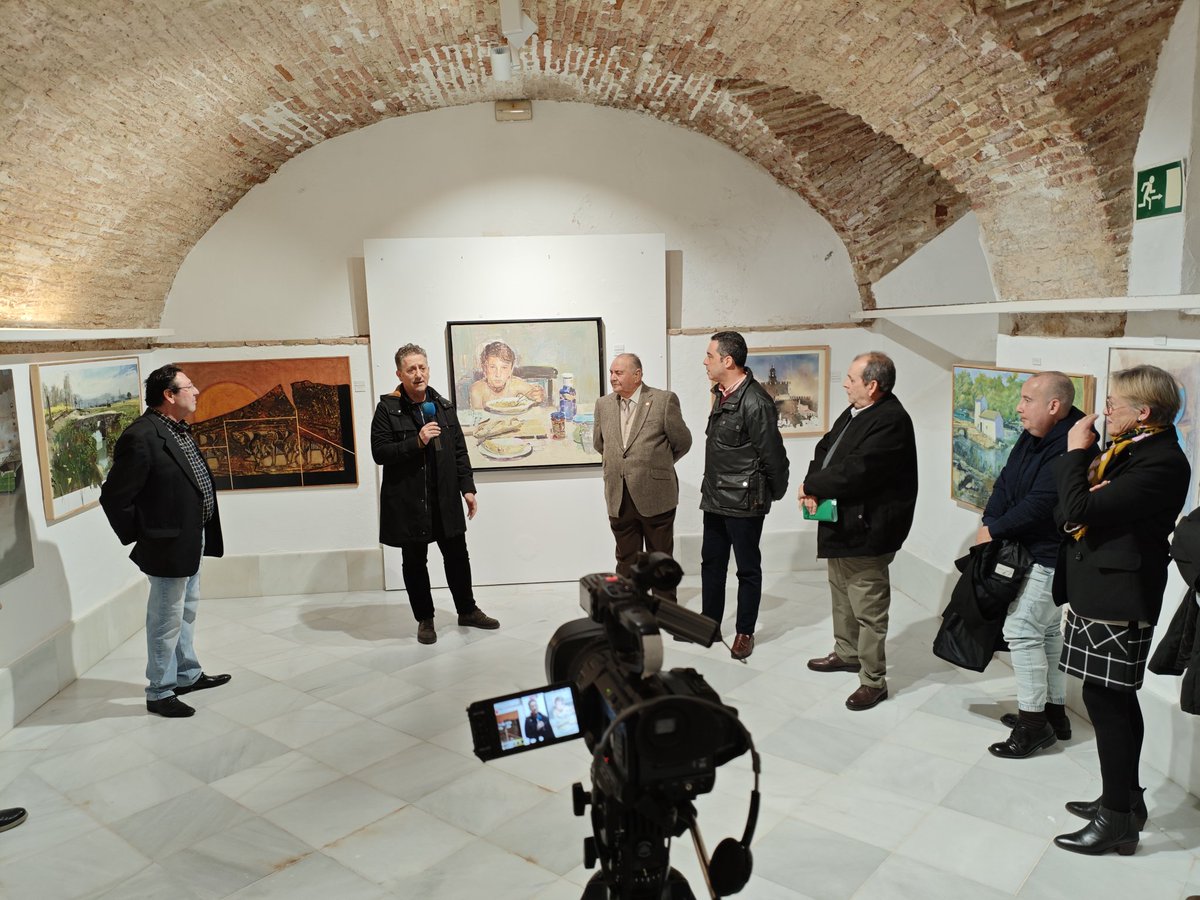 Inauguración de la XXX Exposición de pintura de Otoño peña los Tranquilotes, en los bajos del ayuntamiento de Carmona.