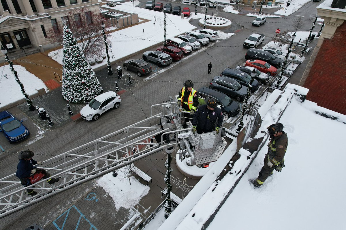 Thankful that the Lebanon Fire Department is willing to lend a hand, or ladder, even when the request is a bit unique.
When a portion of the facade on the building that houses the Lebanon Ballet School started to give way the LFD didn’t hesitate to help!
#LovinLebanon #ThisIsHome