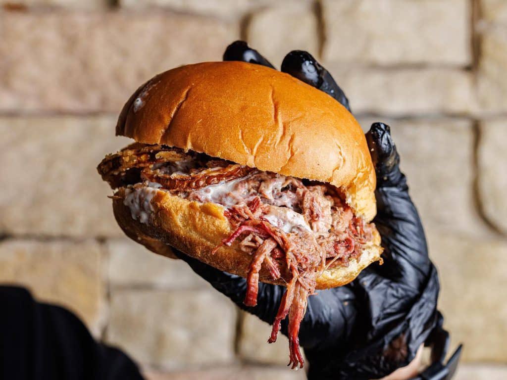 قريبًا :

مشروع " #الرياض ستريت فود " يهدف المشروع الى إنشاء مشهد أطعمة شوارع عالمي وتنشيط الاحياء والاقتصادي الليلي 🌃🍔🍟🤩.