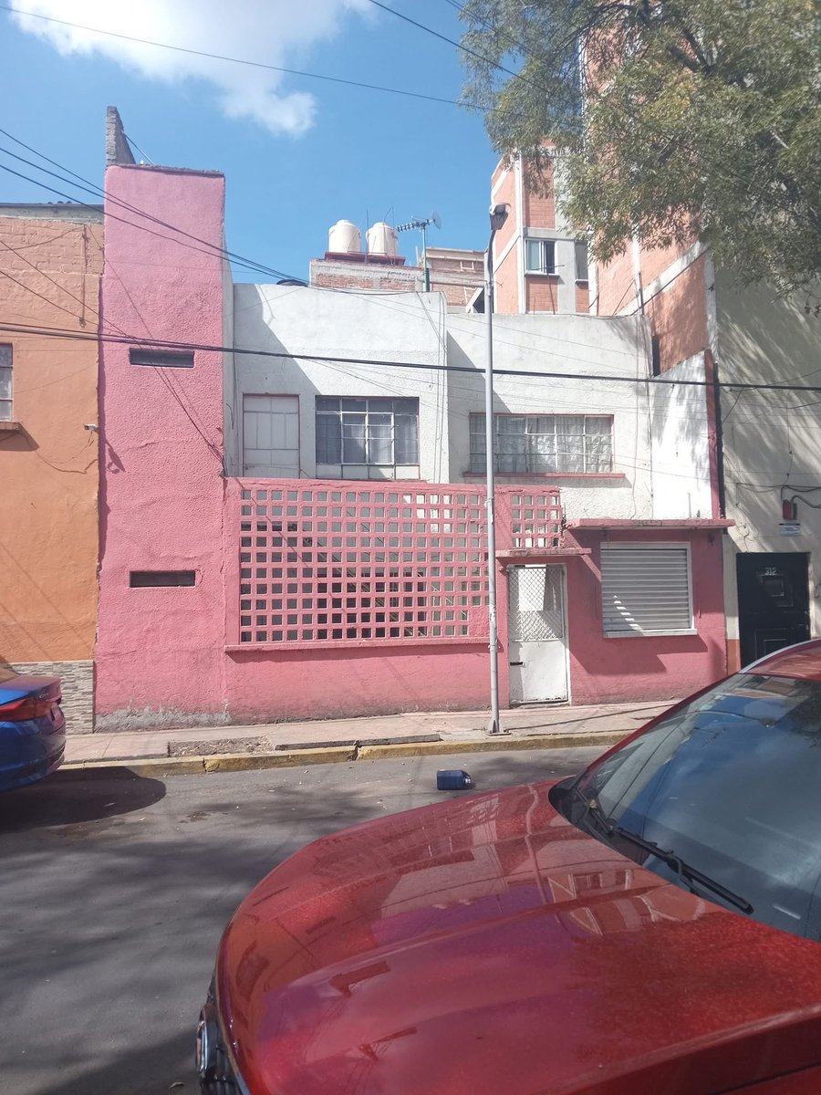 #Urgente || Solicito apoyo para denunciar a un perrito que tienen en una azotea en muy mal estado, se encuentra en Calle Poniente 117-A, numero 312 ( casa rosa), Colonia Popo, Alcaldía Miguel Hidalgo, CDMX, C.P. 11480, a dos calles de Moliere y Rio San Joaquin. Se encuentra en