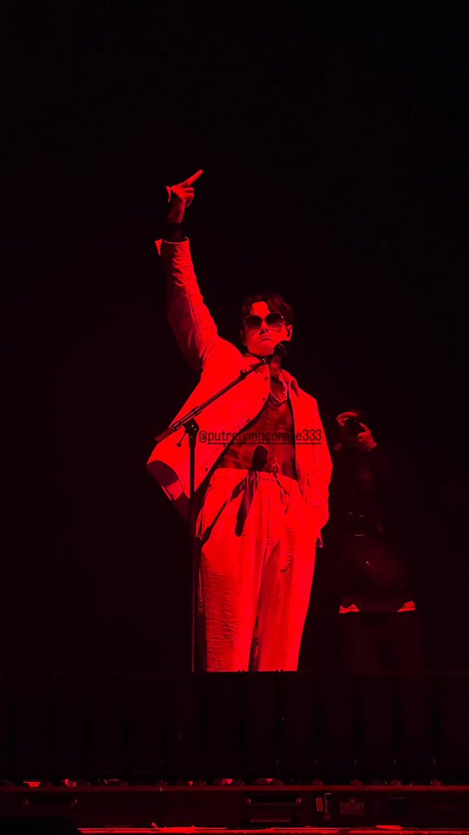 HE DID IT AGAIN DURING BILMURI AT PARIS SHOW AAAAA