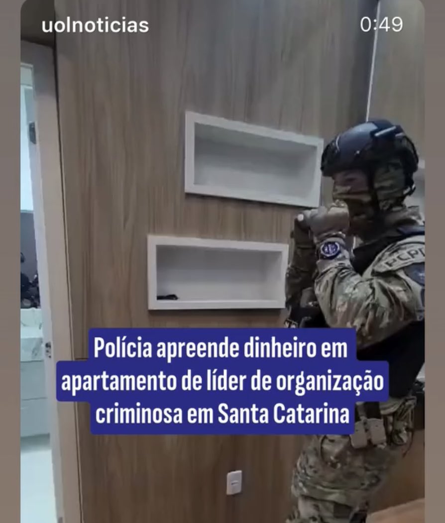 amanda_miranda's tweet photo. Uns dias atrás foram sete toneladas de cocaína saídas de barcos de SC para tráfico internacional. Hoje é a Polícia Civil do Paraná tendo que vir até Itapema para varredura e prisões de traficantes em imóvel de luxo.

Sabe quem não vê nada? O delegado Ulisses e a polícia do Jorginho Mello, que tá ocupada perseguindo ativistas e partido em operação midiática.