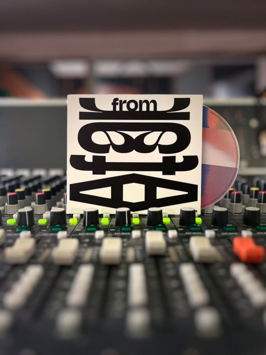 💥 Katcross sort un nouvel album ! "From Afar" est sans doute l'opus le plus abouti et le plus représentatif de ce duo en live, une onde de choc mêlant electro sophistiquée, synthétiseurs modulaires et énergie rock. 

👉 Ecouter : podcast.ausha.co/radio-neo-echo…

#electronicmusic