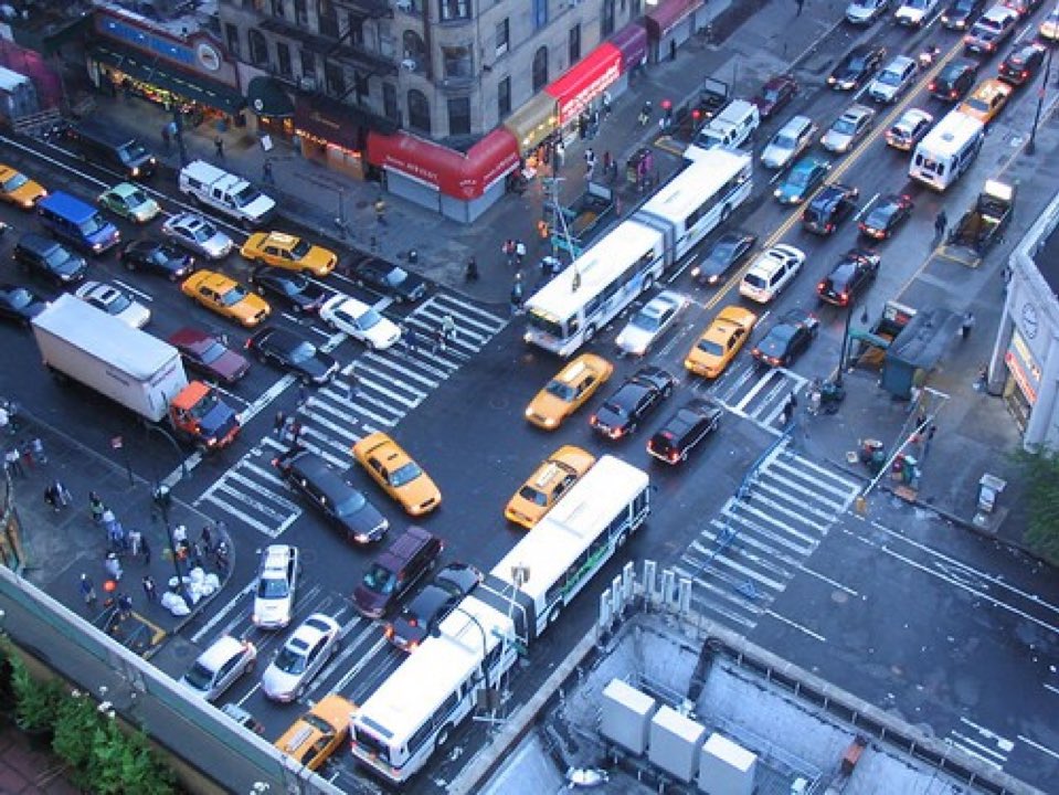 AlejandroCence2's tweet image. En esta foto hay 51 coches. Toda la gente que va en ellos cabría en uno solo de los autobuses que están atascados.