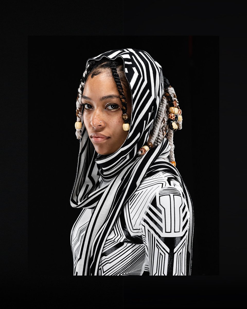 neo4ic's tweet image. Alot of our collection this year was dedicated to a variety of new women's pieces. We introduced our new slim line multi-purpose scarves, experimented with a new olive colorway and upgraded our most popular leggings. #neo4ic