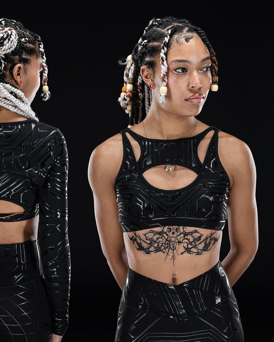 Alot of our collection this year was dedicated to a variety of new women's pieces. We introduced our new slim line multi-purpose scarves, experimented with a new olive colorway and upgraded our most popular leggings. #neo4ic