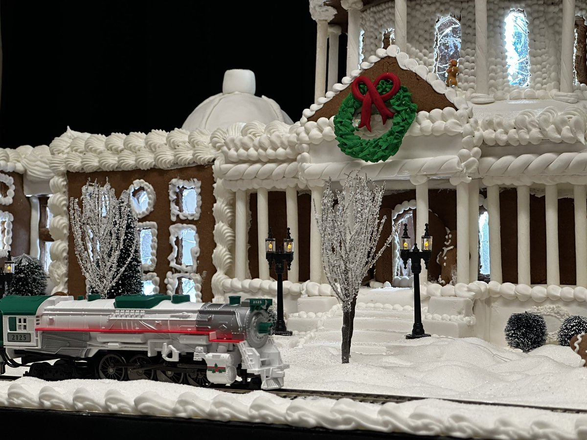 Capitol gingerbread house field trip accomplished