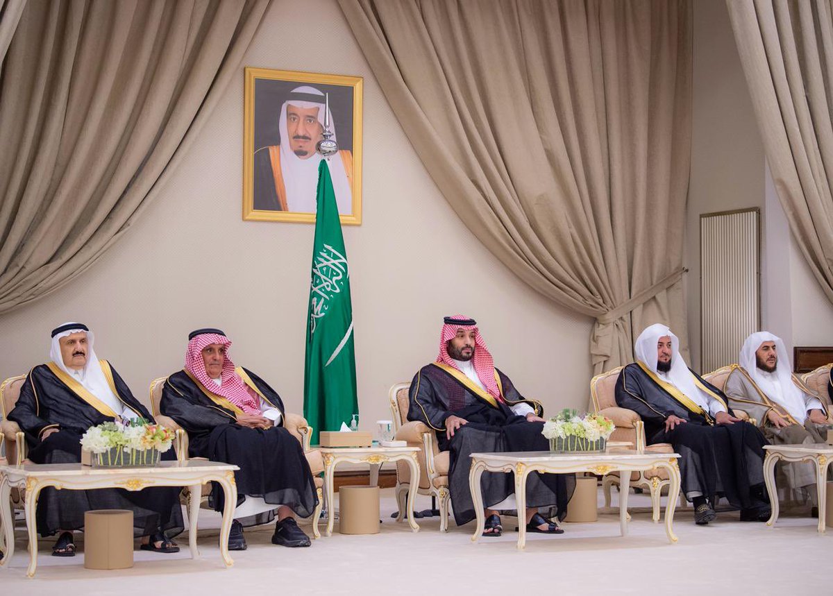 سمو #ولي_العهد يستقبل في قصر الخليج بالدمام أصحاب السمو الأمراء والفضيلة العلماء والمعالي وجمعًا من المواطنين