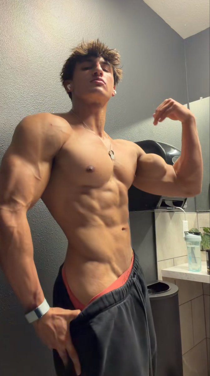 brojocks's tweet photo. What you sniffing first bro ? https://t.co/2CHgcEmDtw