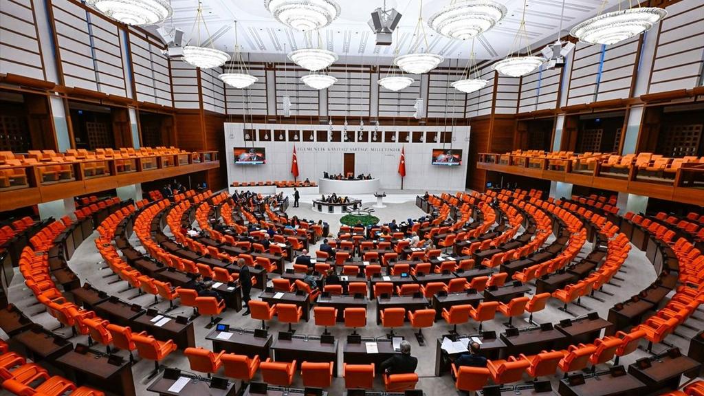 TBMM Plan ve Bütçe Komisyonu'nda kabul edilen önergeye göre üst düzey yönetici ve merkez kariyer mesleklerine maaş artışı öngörülmüş. Hayırlı uğurlu olsun.

23.500 TL ortalama ücret alan memur emeklisinin ve 50.000 TL ücret alan memurların olduğu bir durumda, artışın genele
