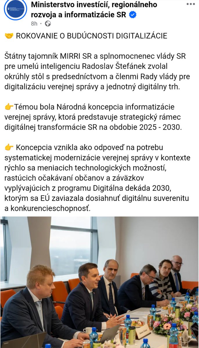 Bystré oko si všimne, že som mierne neodhadol dress code tejto veledôležitej seansy. No keď som tam zbadal menovku Samuel Migaľ, tak som už celkom spozornel, ale našťastie v ten deň nestíhal do práce. Škoda. Nabudúce.