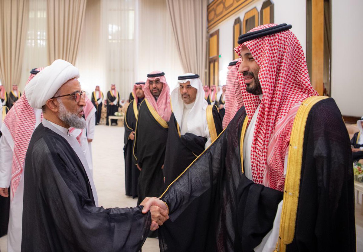 استقبل صاحب السمو الملكي الأمير محمد بن سلمان بن عبدالعزيز آل سعود ولي العهد رئيس مجلس الوزراء، في قصر الخليج بالدمام اليوم، أصحاب السمو الأمراء والفضيلة العلماء والمعالي، وجمعًا من المواطنين الذين قدموا للسلام على سموه -رعاه الله-.

 وفي بداية الاستقبال، أنصت الجميع لتلاوة آيات