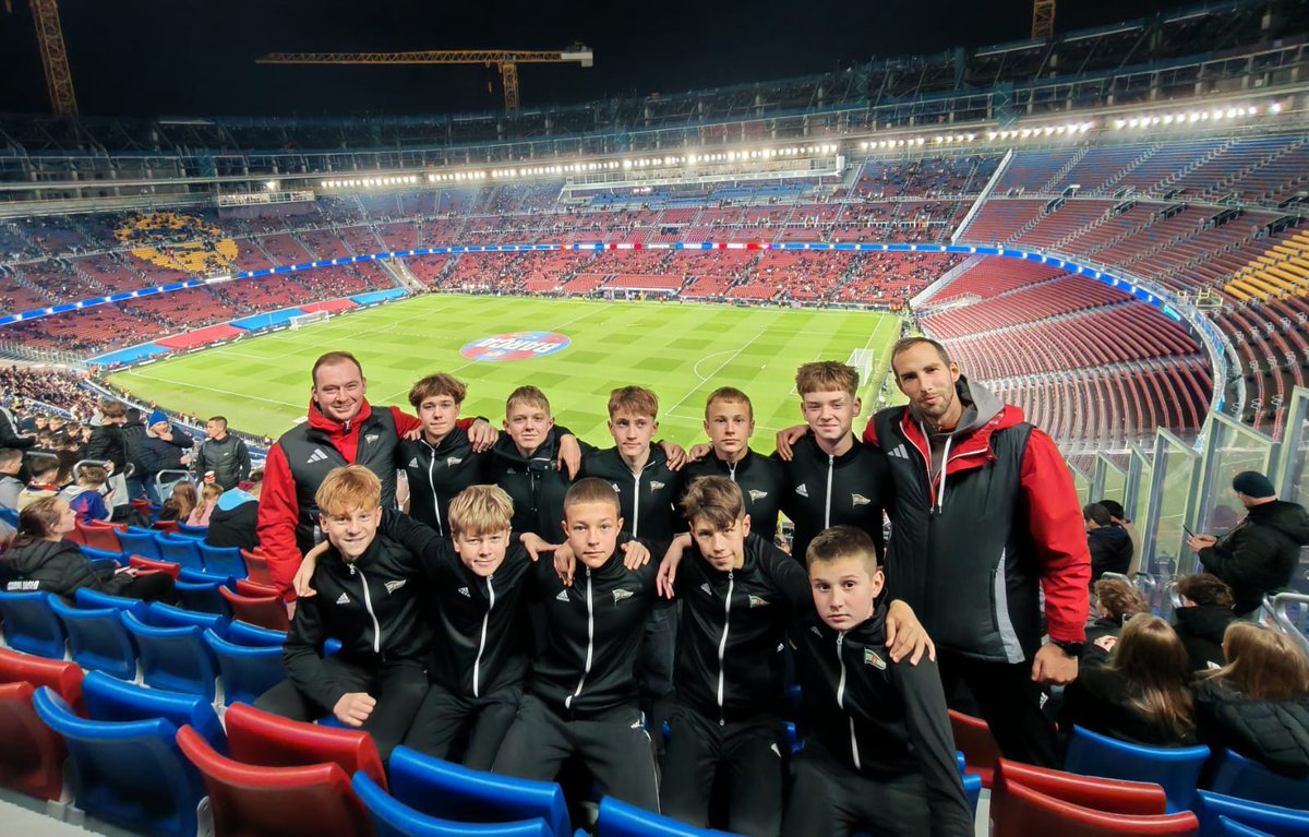 Nasi zawodnicy z rocznika 2012 oraz trenerzy pozdrawiają ze stadionu Camp Nou, przed meczem La Liga FC Barcelona  🆚 Atletico Madryt Wszystko to w ramach nagrody za wygrany turniej Z Orlika Na Stadion! 

<a href="/SPORT_GOV_PL/">Ministerstwo Sportu i Turystyki</a>