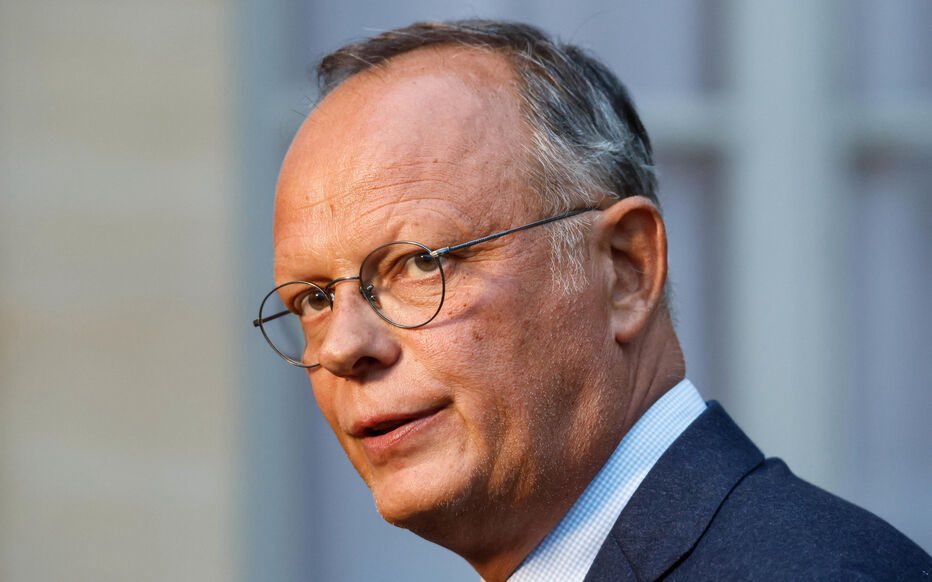 francoisedegois's tweet image. Séquence #directAn . Pourquoi #EdouardPhilippe bloque tout et s’avère être le plus mauvais coucheur  du bloc central ? Pour détacher le plus fort possible l’étiquette #Macron qu’il juge désormais radioactive . Et tenter d’enrayer son irrésistible chute dans les sondages . Le…