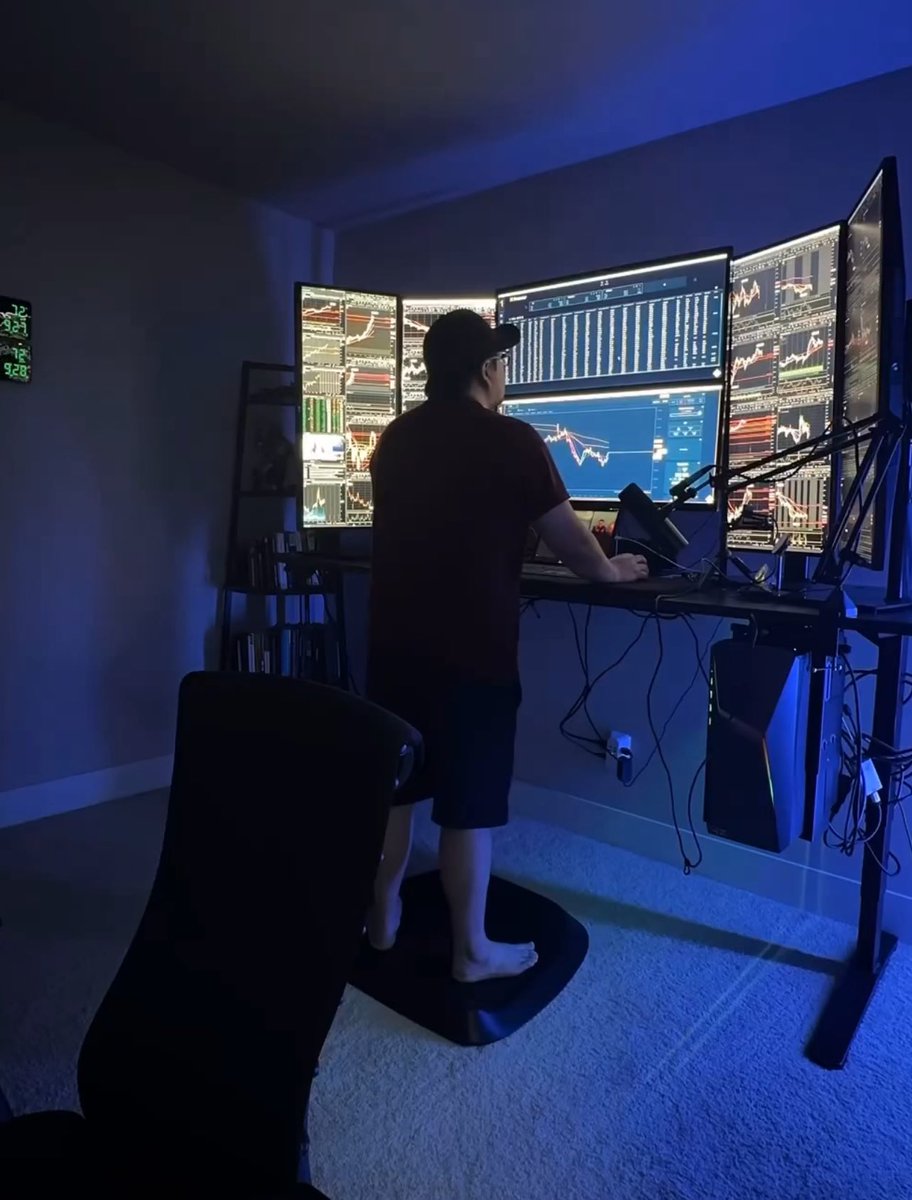 CodeEdison's tweet image. Dudes will have setups like this just to play Roblox 😭