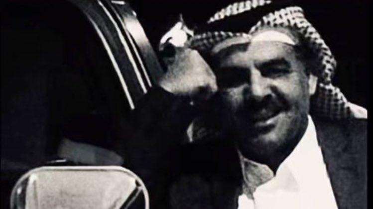 تبسّم لي فداك اللي مضى واللي بقى يفداك
ترى لولا غلاك وضحكتك ما بعت خلّاني
ㅤ
ولا جيت أتدارك ما بقى من فرحتي وألقاك
وأبيع العمر كله لا أبتسّم ثغرك على شاني.  

- ضيدان بن قضعان❣️.