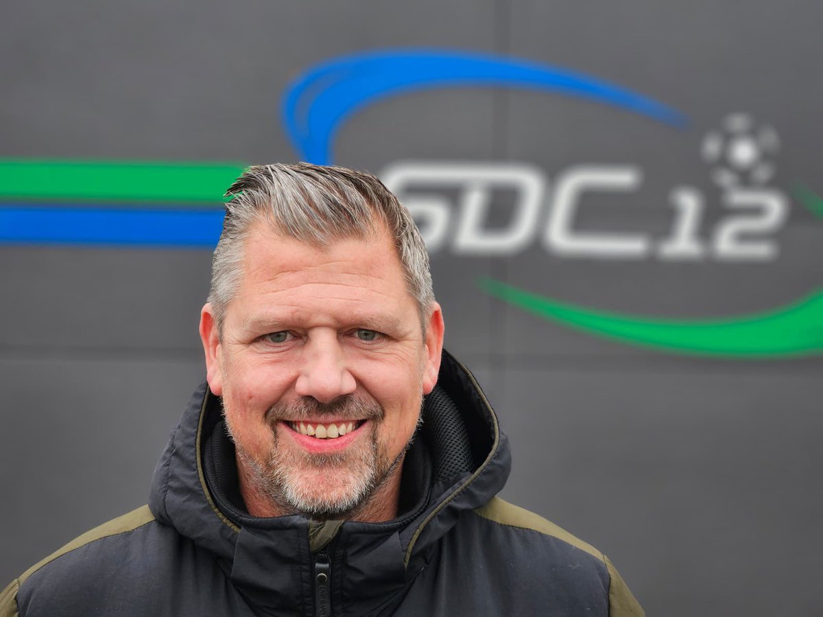 𝐎𝐓𝐓𝐎 𝐊𝐑𝐀𝐁𝐁𝐄 𝐍𝐈𝐄𝐔𝐖𝐄 𝐇𝐎𝐎𝐅𝐃𝐓𝐑𝐀𝐈𝐍𝐄𝐑 𝐒𝐃𝐂 ’𝟏𝟐

SDC ’12 is verheugd aan te kondigen dat Otto Krabbe vanaf het seizoen 2026–2027 de nieuwe hoofdtrainer wordt van de 1e selectie.
Hij volgt hiermee Geert Veldhuis op….www.sdc12.nl