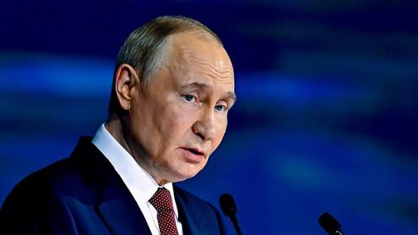 Putin, Ukrayna'nın Karadeniz’de vurduğu Rus tankerleri ile ilgili konuştu. Benim de tahmin ettiğim gibi o da Ukrayna'ya üçüncü ülkelerin yardım ettiğini düşünüyor (ki bu üçüncü ülkeler belli ki Türkiye'yi de zor duruma düşürmek istiyorlar):

➖“Tankerlere saldırılar, uluslararası