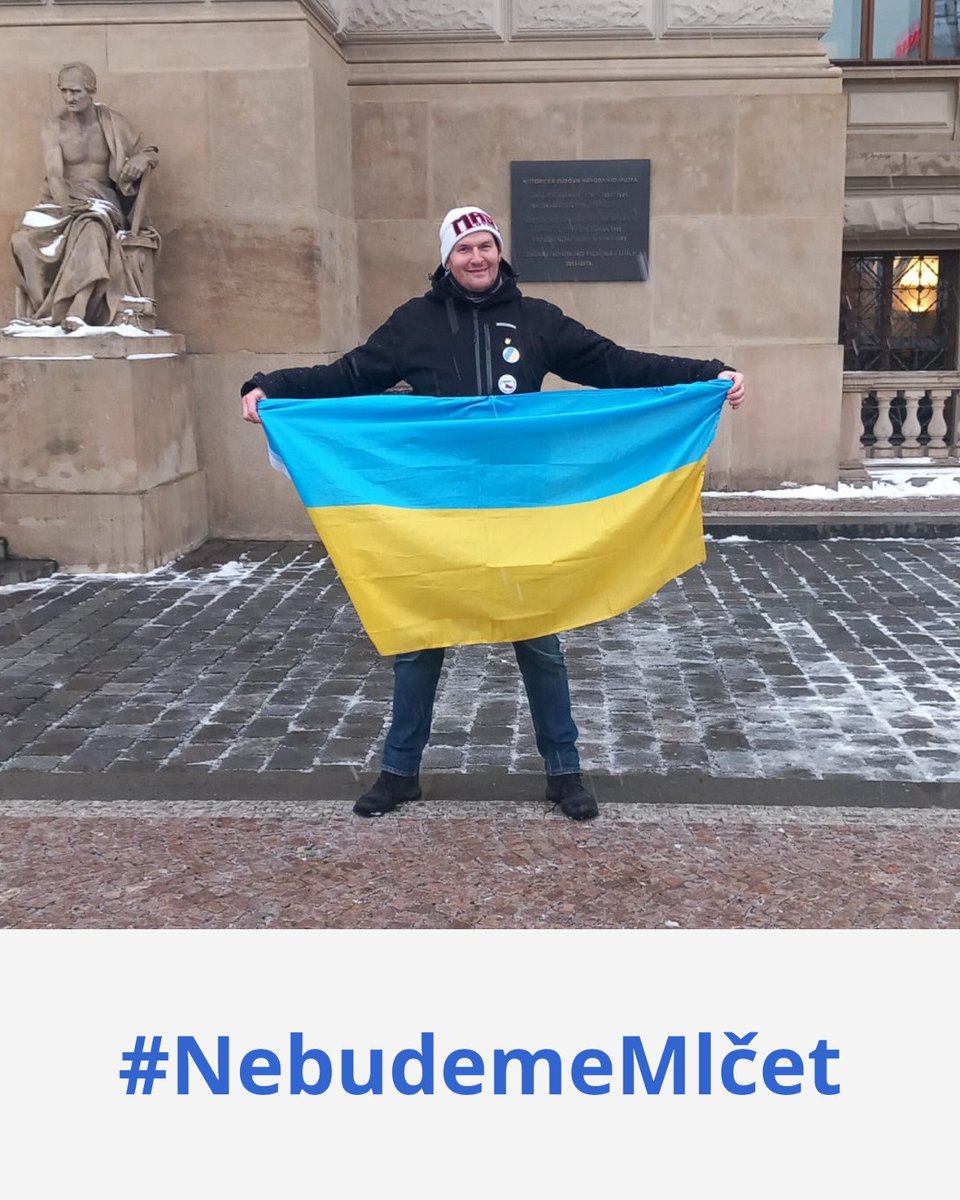 Už měsíc stojí každý den u Národního muzea obyčejní, ale neobyčejně stateční lidé. Přicházejí s českou a ukrajinskou vlajkou – beze strachu, bez okázalosti, jen s tichým, vytrvalým přesvědčením, že hodnoty naší země se mají hájit i tehdy, když se to zrovna nehodí mocným. 
Jejich